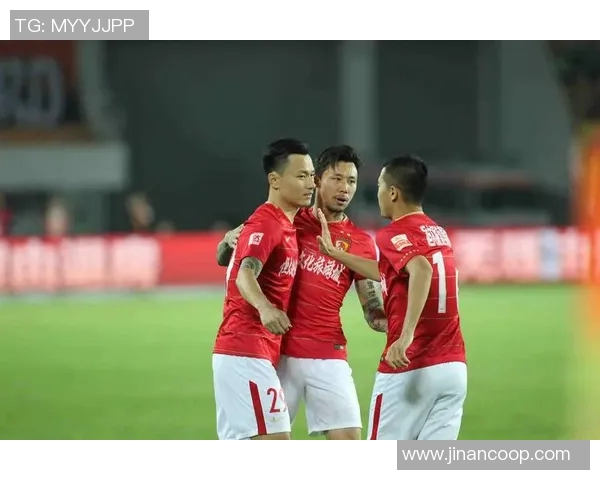 恒大与鲁能激战正酣文字直播全程回顾与精彩瞬间分析